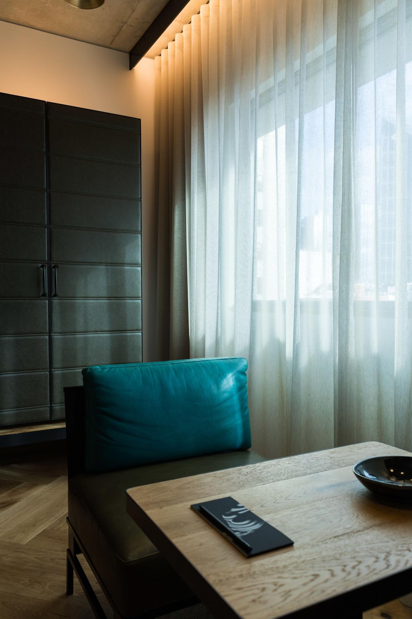 Qt Melbourne Hotel Bagian luar foto A sheer curtain