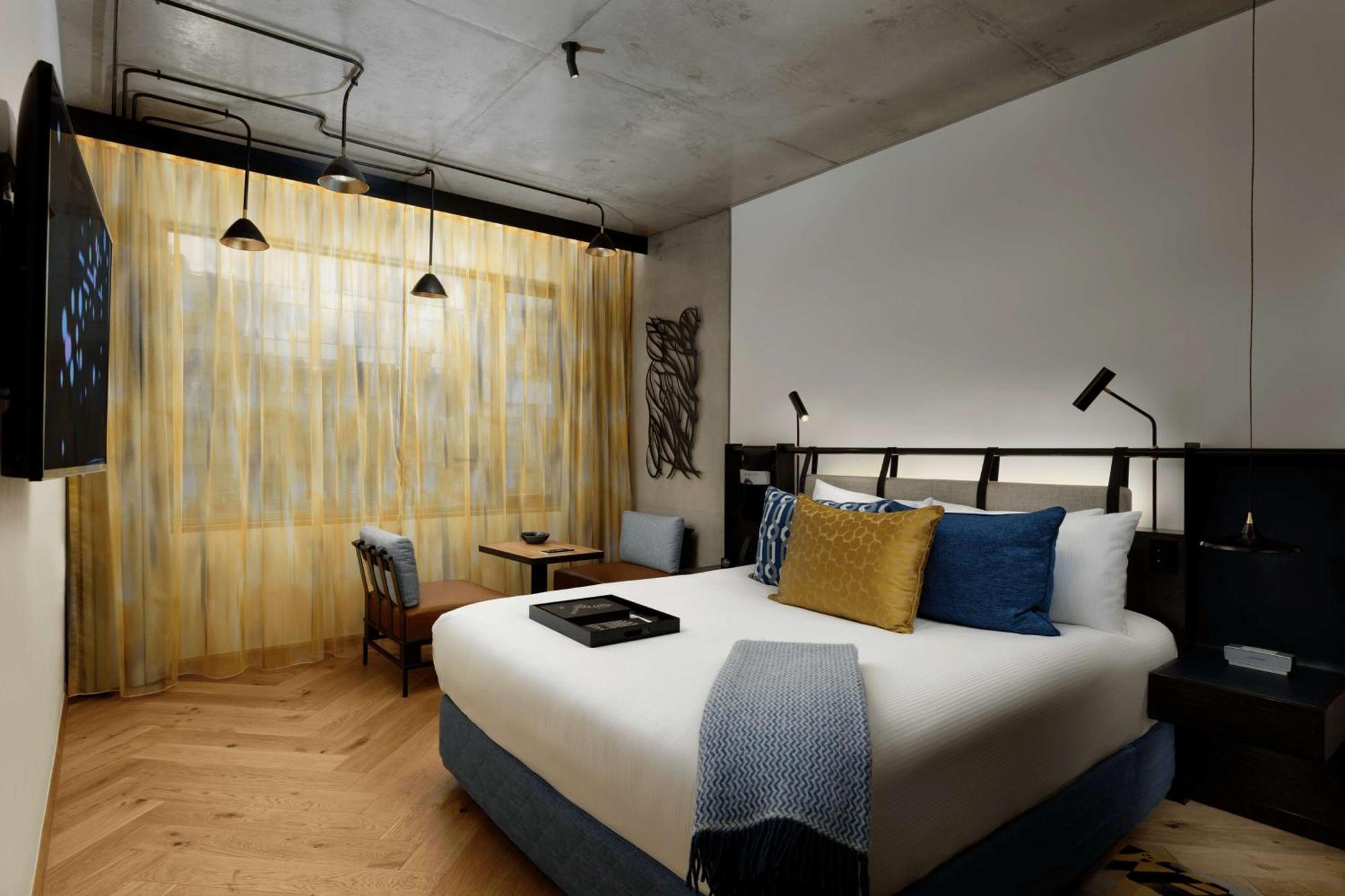 Qt Melbourne Hotel Bagian luar foto A room at the hotel