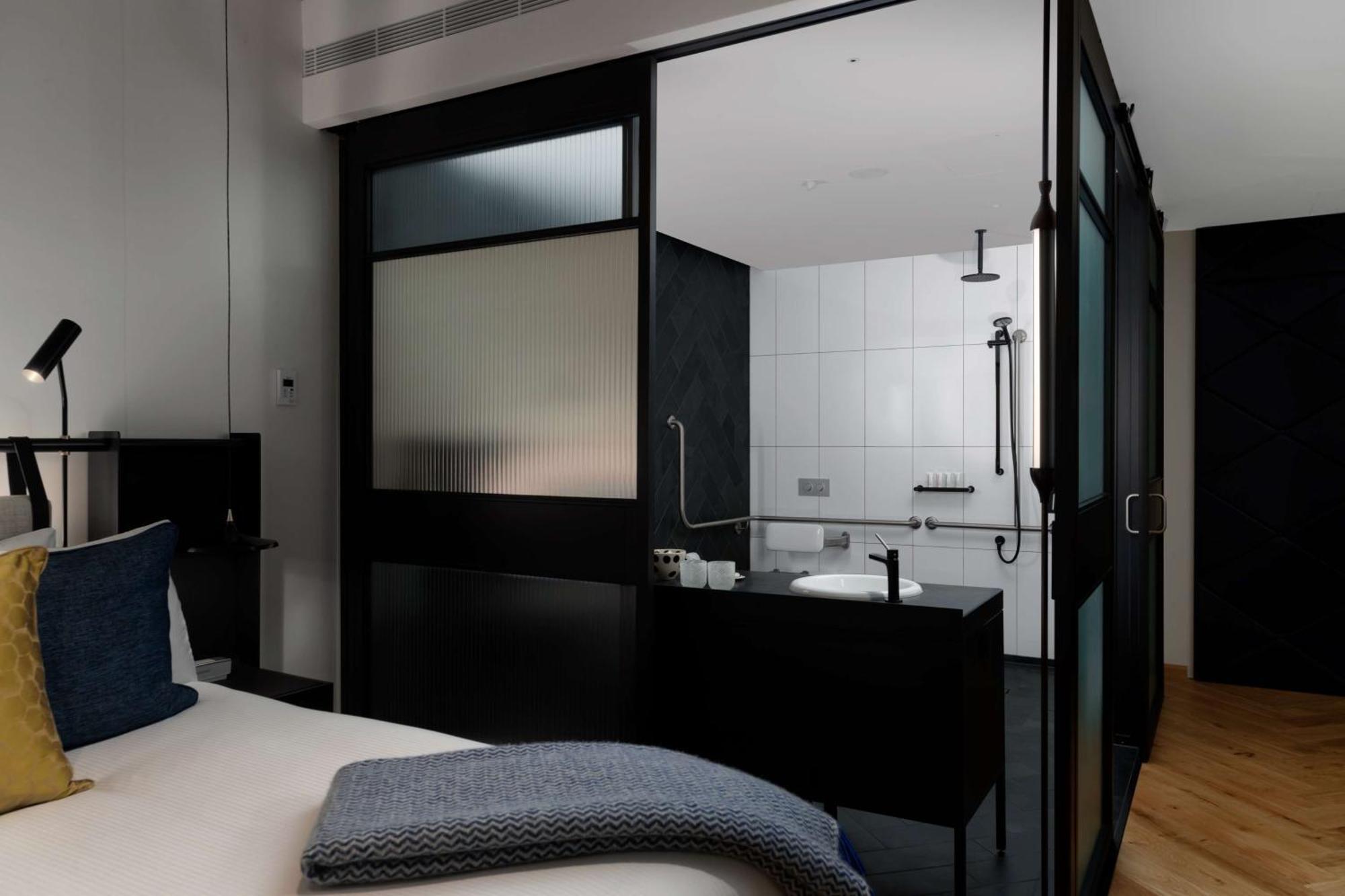 Qt Melbourne Hotel Bagian luar foto A bathroom at the Hotel