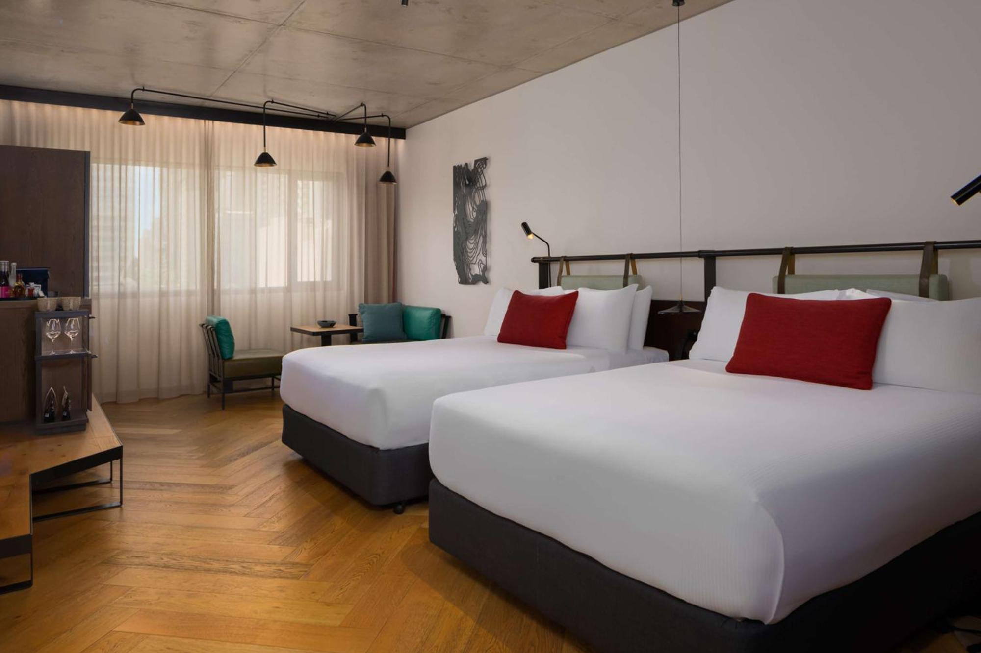 Qt Melbourne Hotel Bagian luar foto A room at the hotel