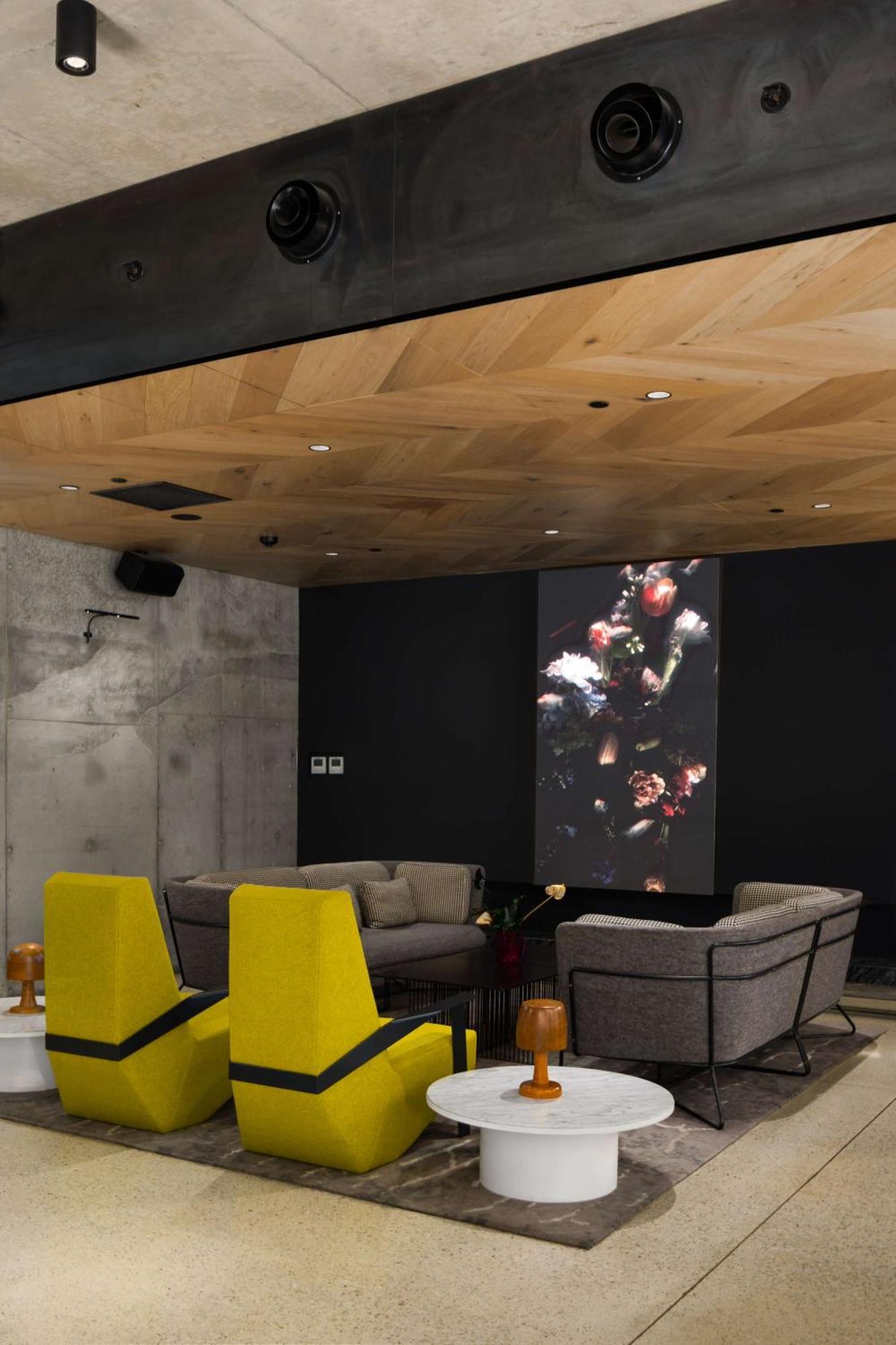 Qt Melbourne Hotel Bagian luar foto The interior of the 2014 edition of the 100 Design exhibition