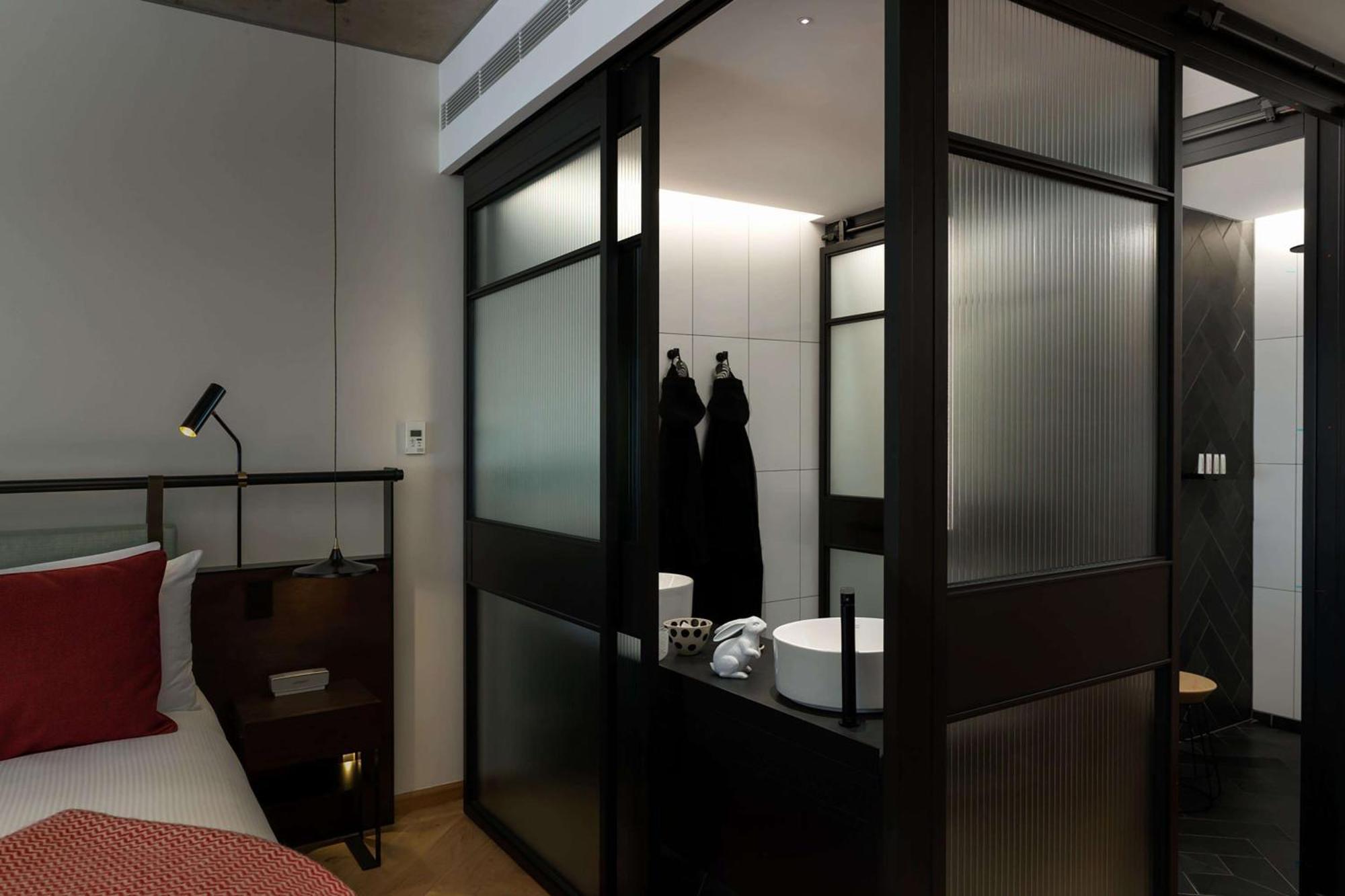 Qt Melbourne Hotel Bagian luar foto A room at the hotel
