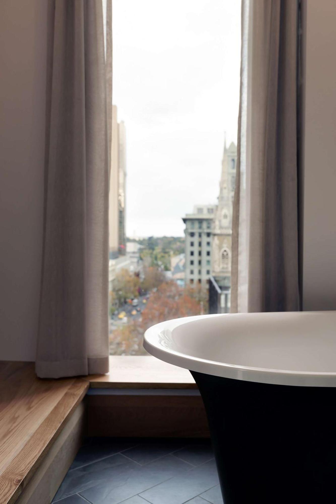 Qt Melbourne Hotel Bagian luar foto A view of the city from a room at the hotel