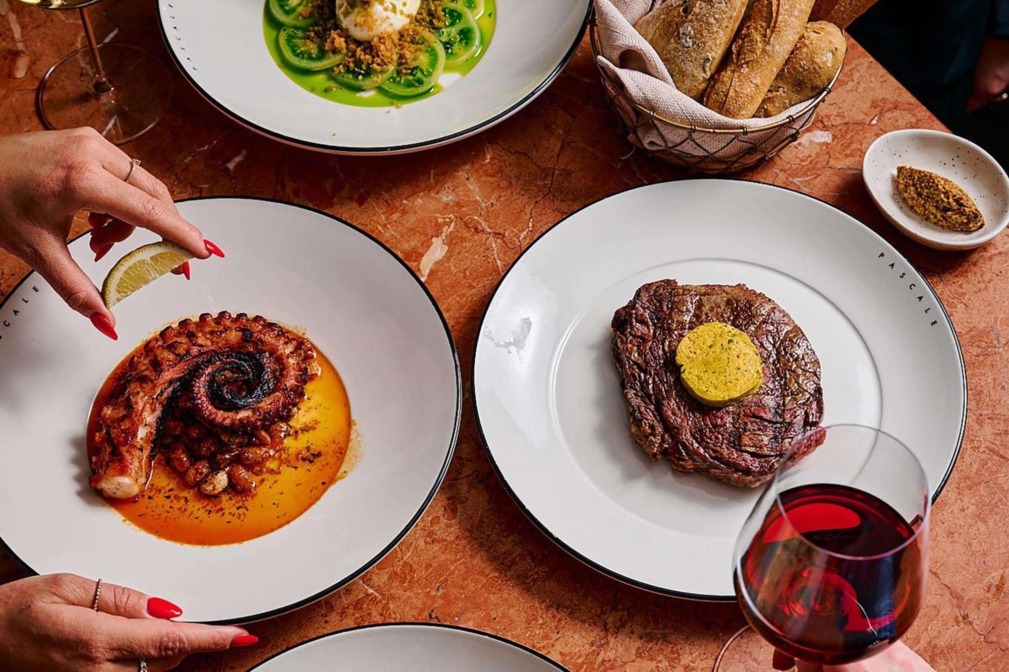 Qt Melbourne Hotel Bagian luar foto Dishes at the restaurant