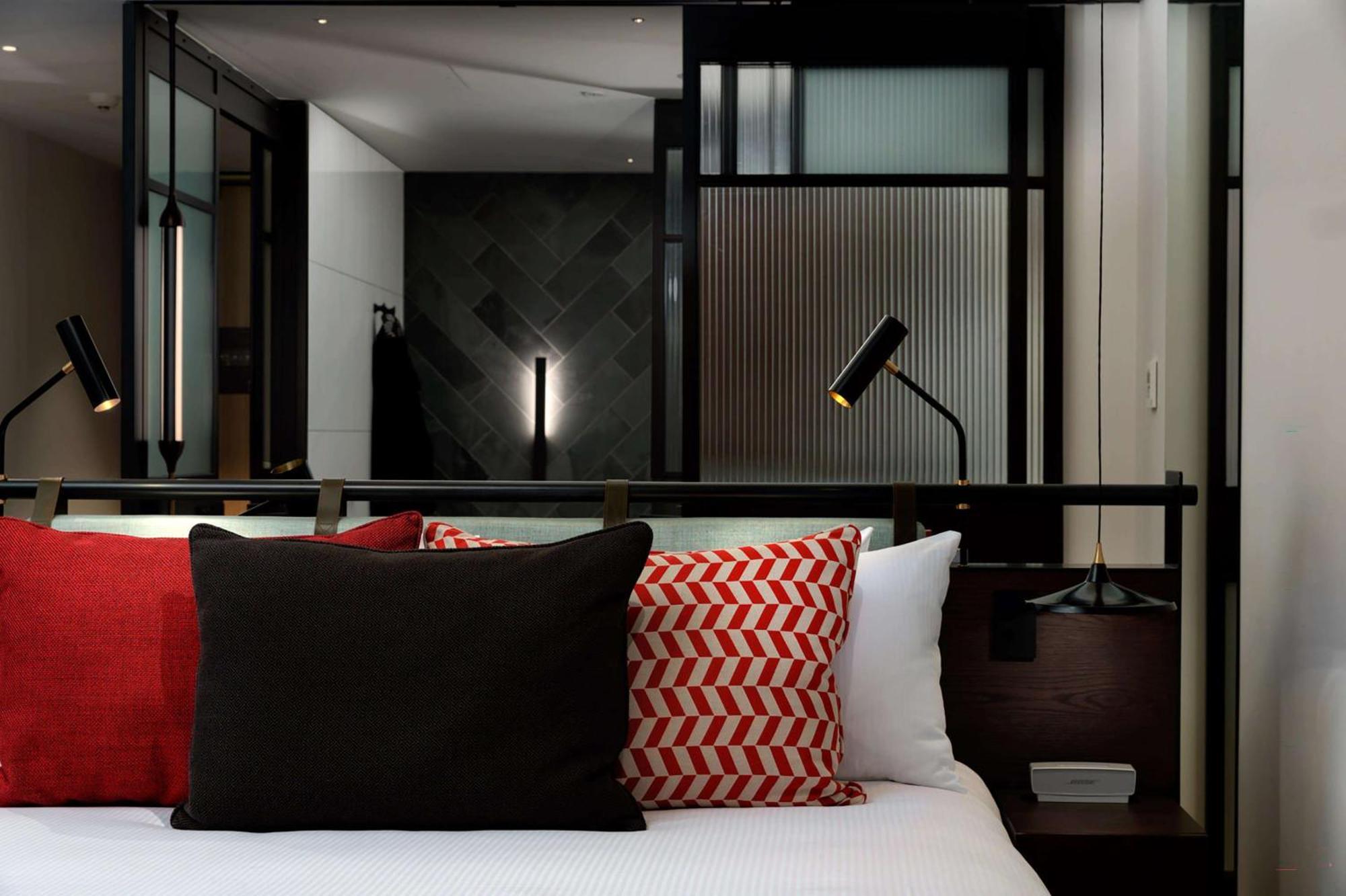 Qt Melbourne Hotel Bagian luar foto A room at the hotel