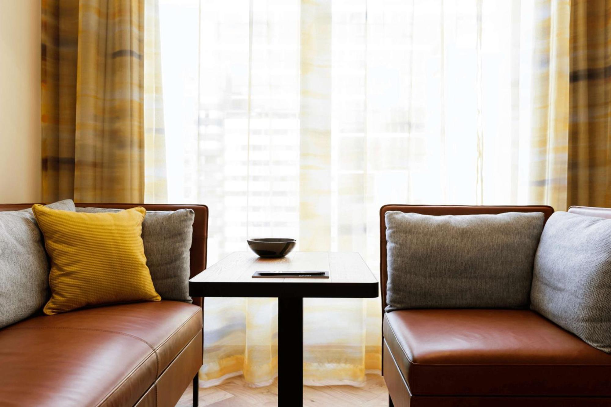 Qt Melbourne Hotel Bagian luar foto A table and two chairs