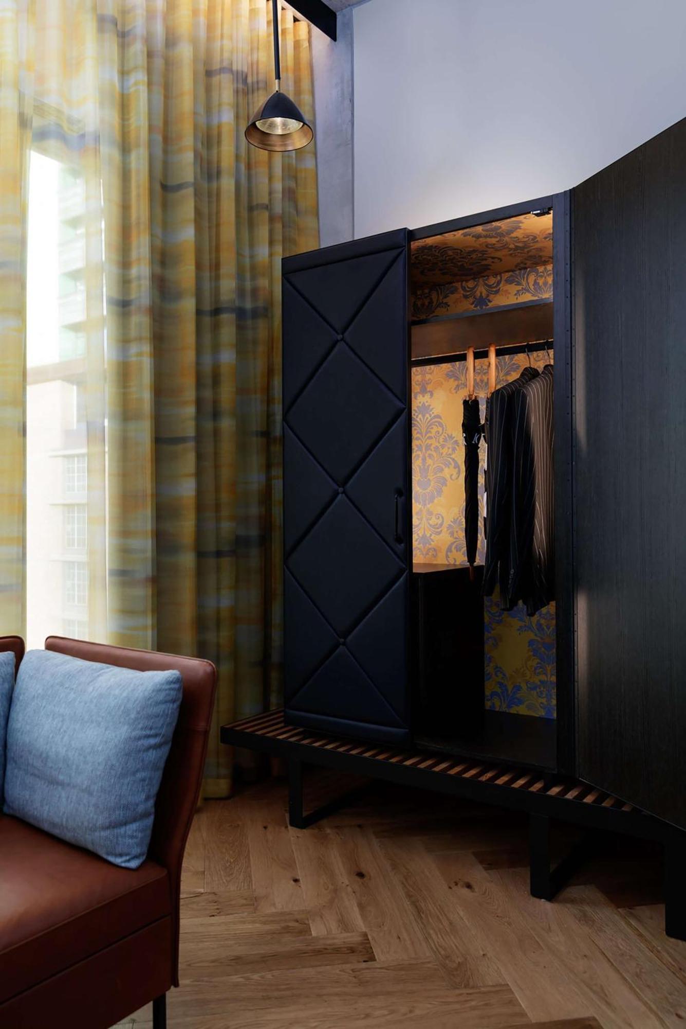 Qt Melbourne Hotel Bagian luar foto A wardrobe