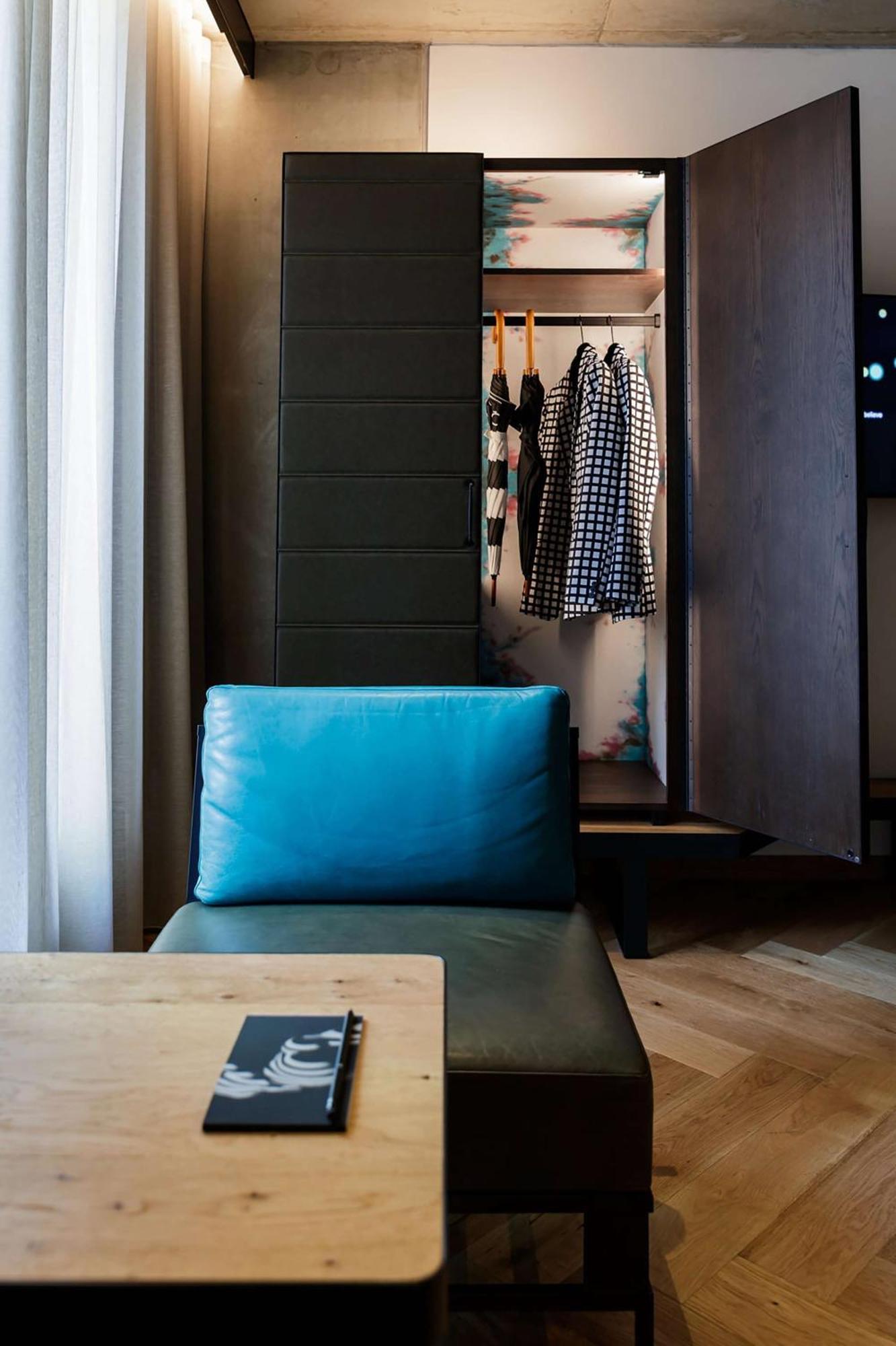 Qt Melbourne Hotel Bagian luar foto A blue cushion