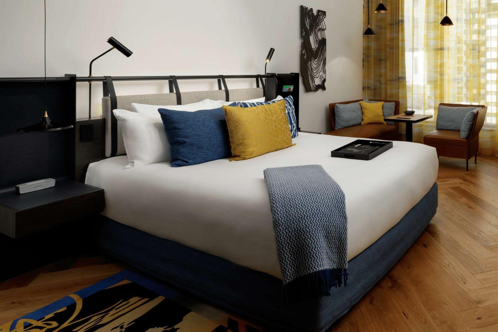Qt Melbourne Hotel Bagian luar foto A bedroom at the hotel