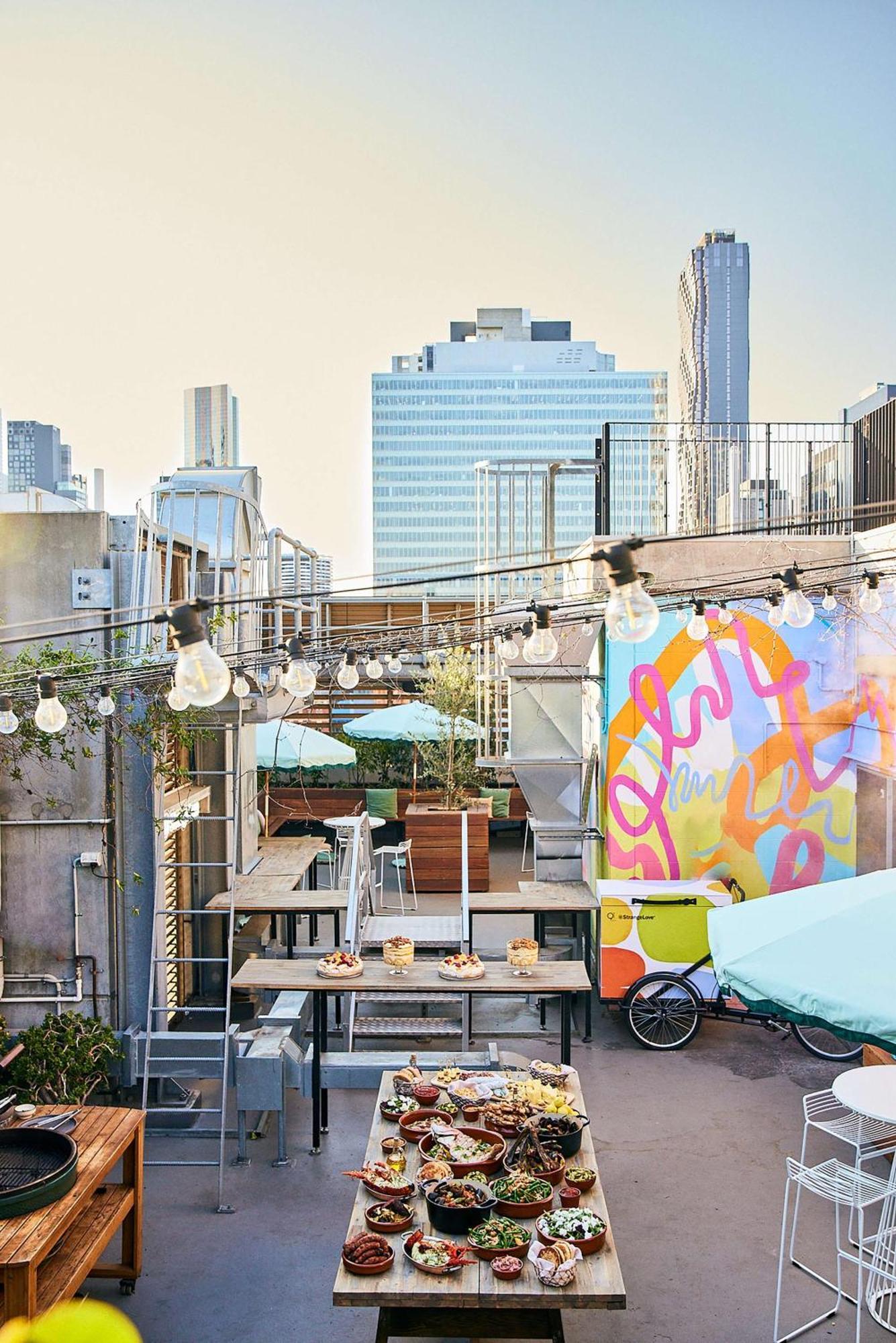 Qt Melbourne Hotel Bagian luar foto The rooftop bar at the Standard East Village