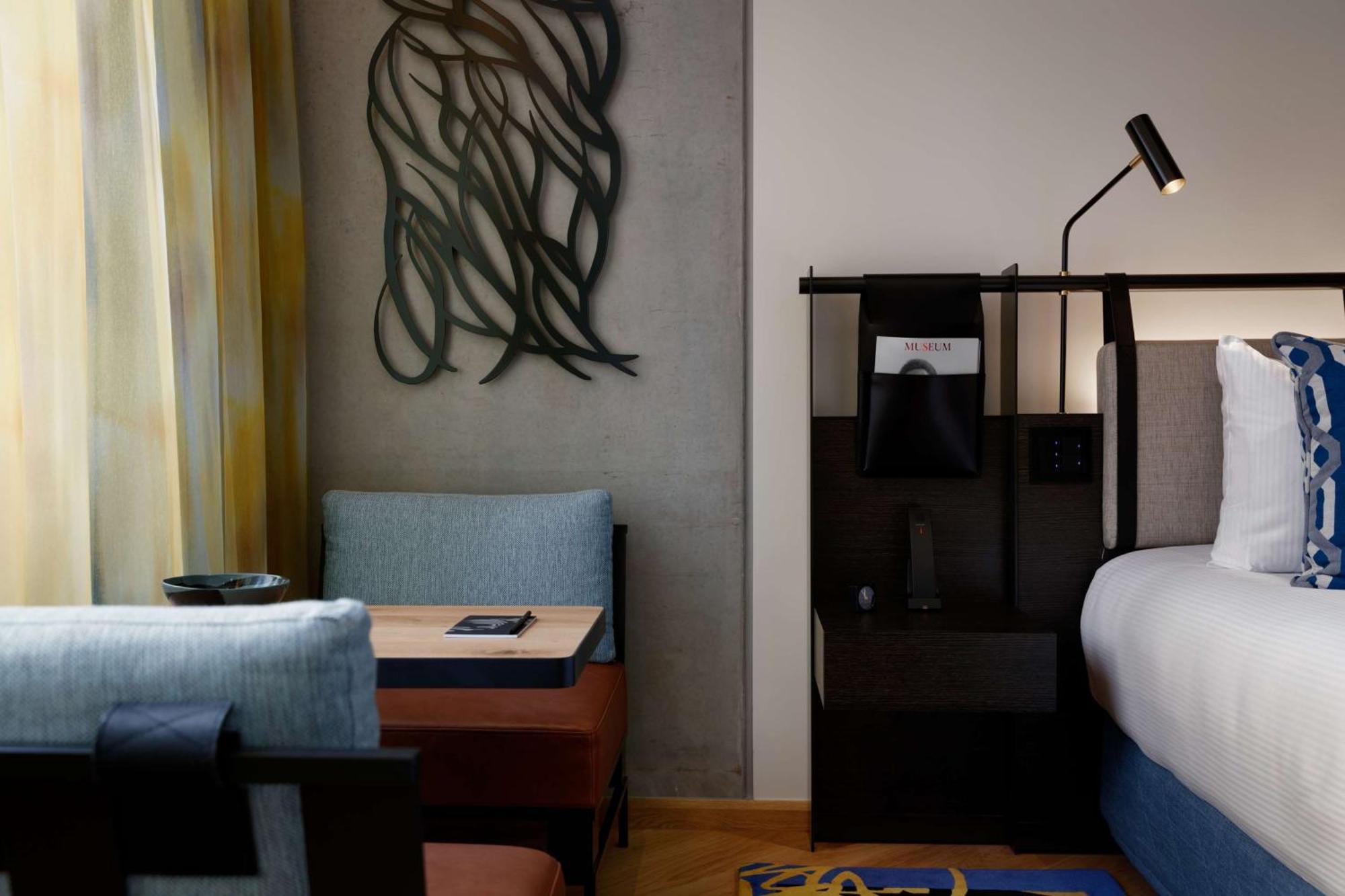 Qt Melbourne Hotel Bagian luar foto A room at the hotel