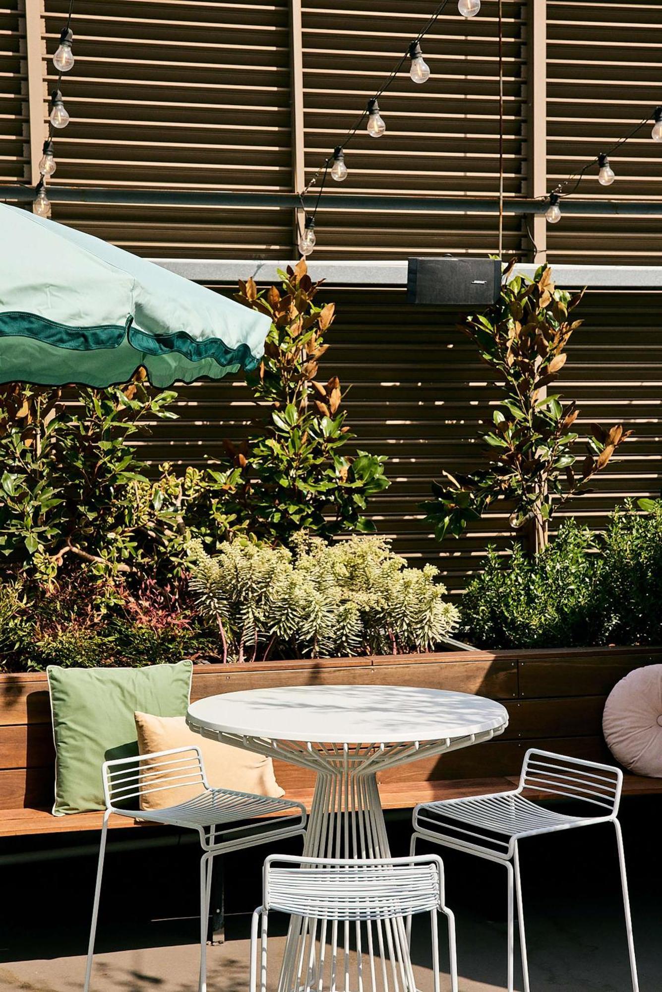 Qt Melbourne Hotel Bagian luar foto A balcony garden