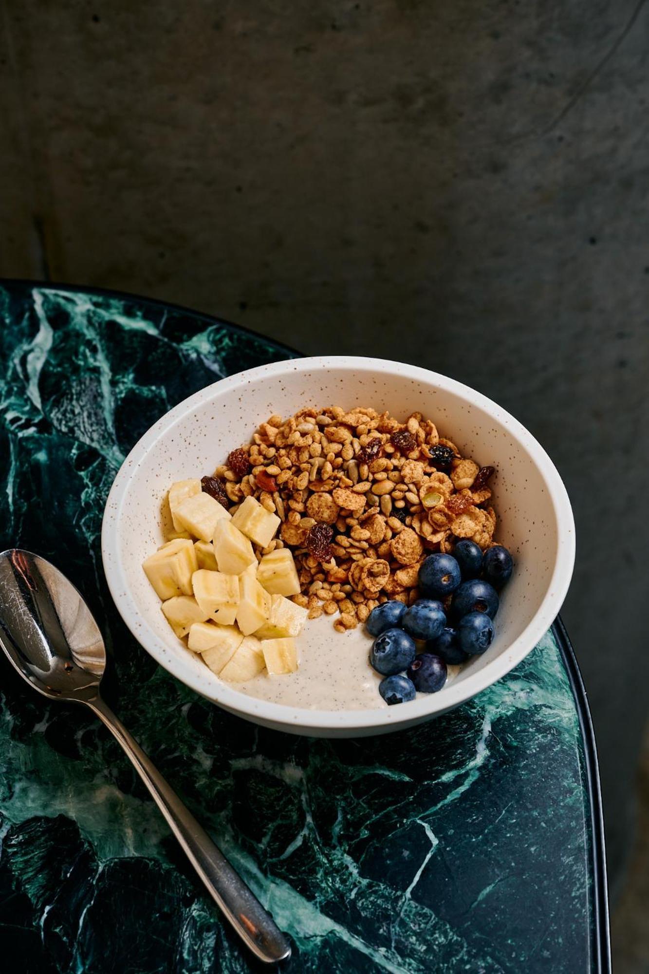 Qt Melbourne Hotel Bagian luar foto Müsli with fruit and yoghurt