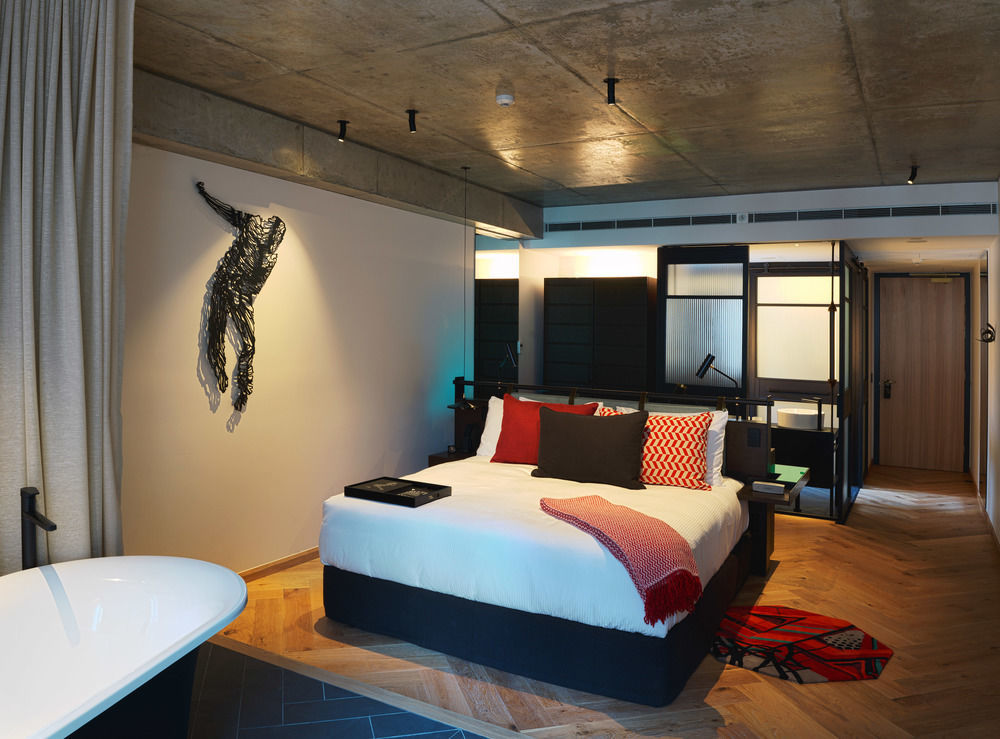 Qt Melbourne Hotel Bagian luar foto A room at the hotel