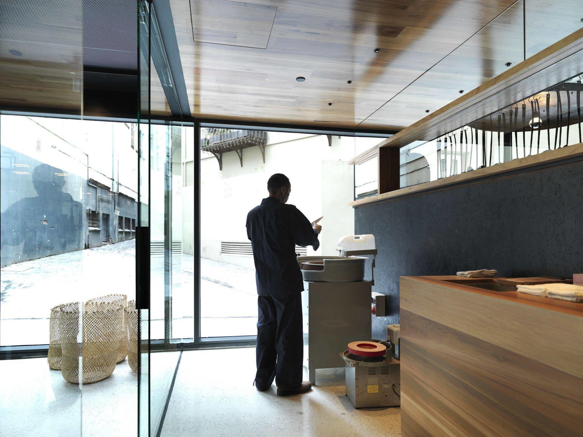 Qt Melbourne Hotel Bagian luar foto A barista at work